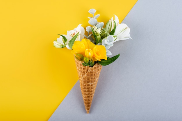 Cono de helado ecológico con vista superior de flores