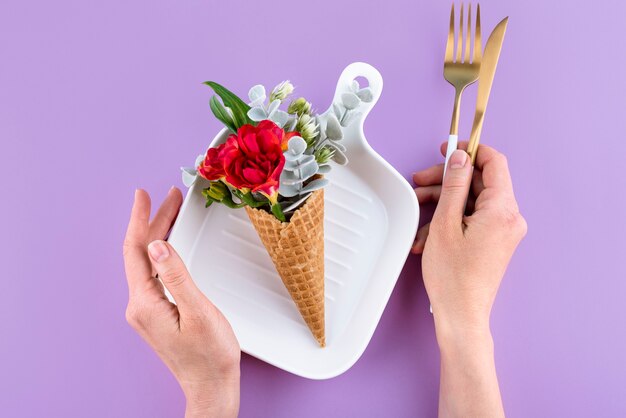 Cono de helado ecológico con vista superior de flores