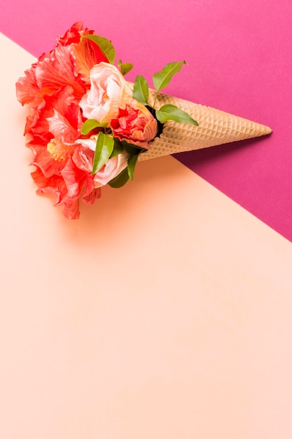 Cono de helado con flores con espacio de copia