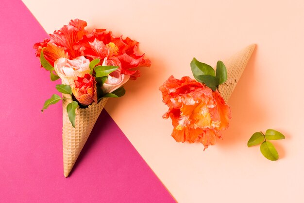 Cono de helado con flores en la mesa