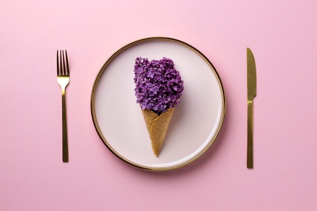 Cono de helado con flores en un plato plano