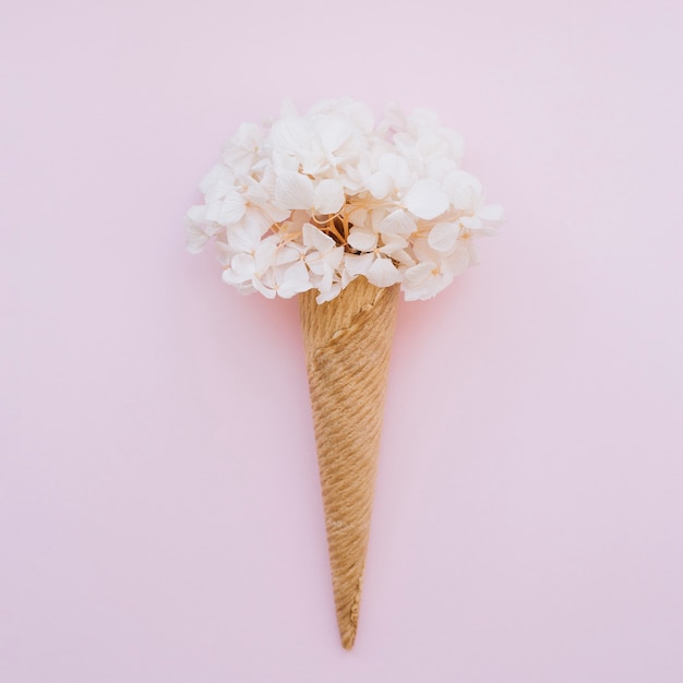 Foto gratuita cono de helado con flores