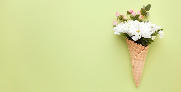 Cono de helado con flores