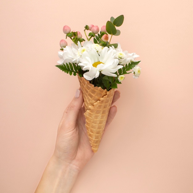 Cono de helado con flores