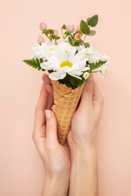 Foto gratuita cono de helado con flores