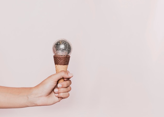 Cono de helado de mano en la fiesta de año nuevo