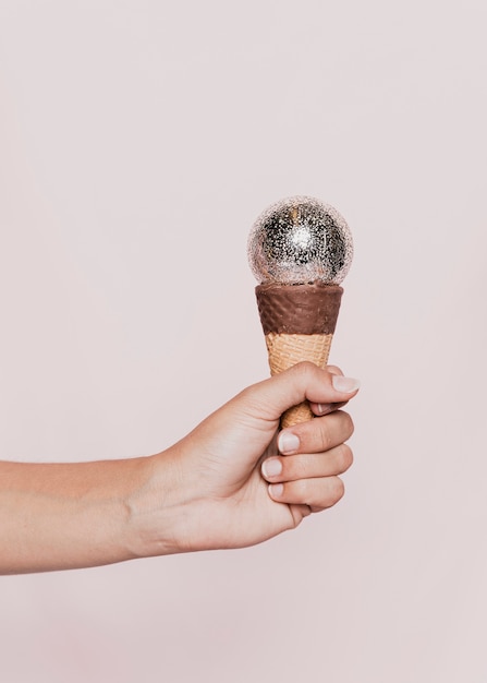 Cono de helado de mano en la fiesta de año nuevo