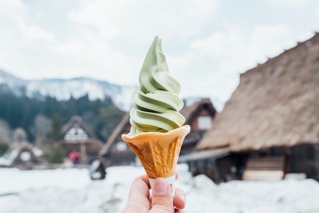 cono de helado matcha en la nieve