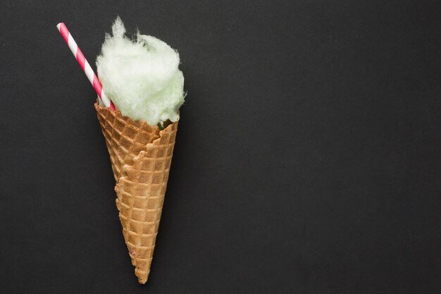 Cono de helado en mesa negra