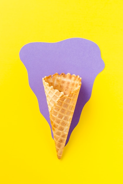 Foto gratuita cono de helado en morado y amarillo.