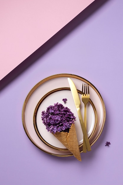 Foto gratuita cono de helado plano con flores en un plato