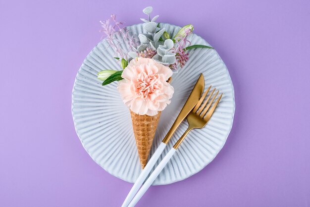 Cono de helado plano con flores