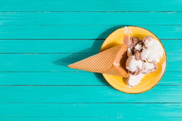 Foto gratuita cono de helado en un plato