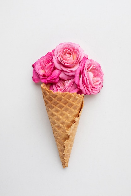 Cono de helado con rosas