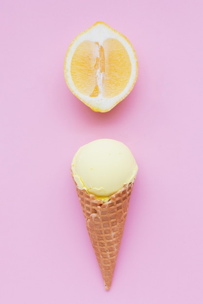 Cono de helado con sabor a limón