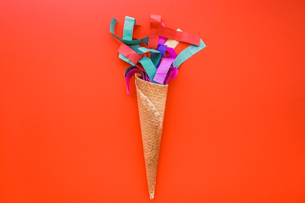 Foto gratuita cono de helado con serpentina para celebración de cumpleaños