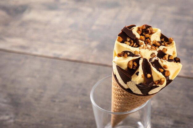 Cono de helado de vainilla y chocolate