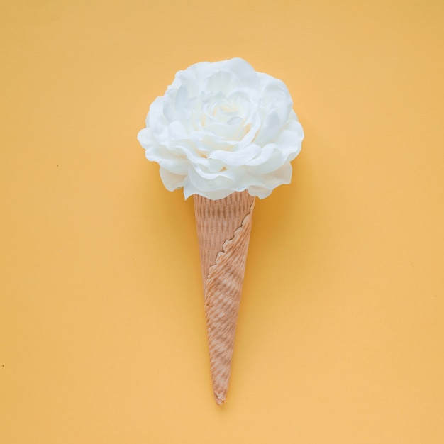 Cono de waffle con flor blanca