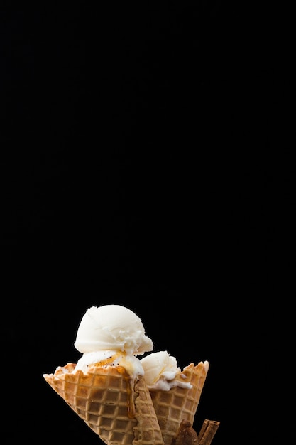 Conos de espacio de copia con bolas de helado de vainilla