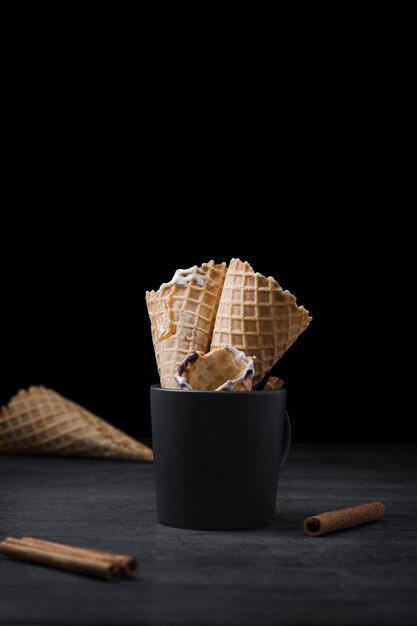 Conos de espacio de copia para helado en mesa y taza