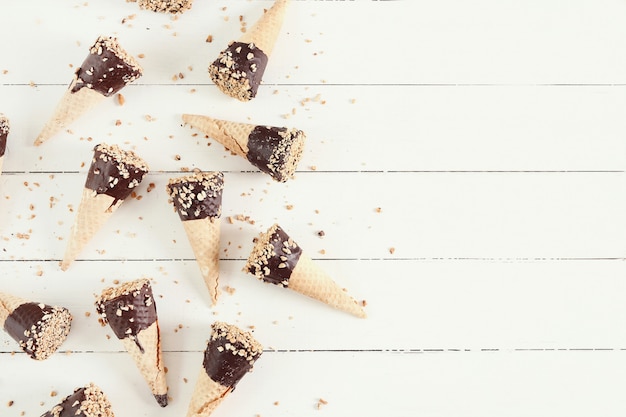 Conos de helado con almendras y chocolate