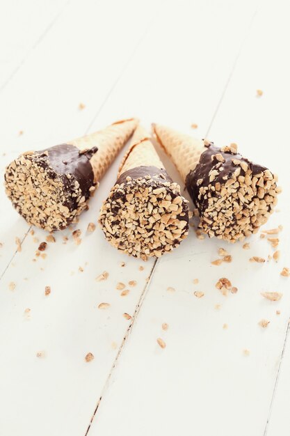 Conos de helado con almendras y chocolate