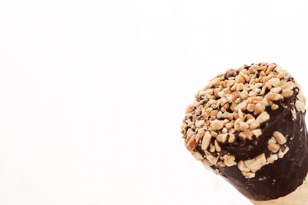 Conos de helado con almendras y chocolate