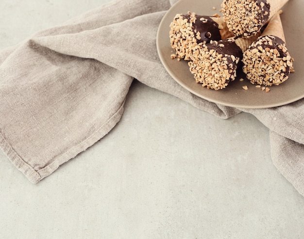 Conos de helado con almendras y chocolate.