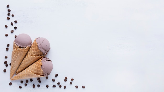 Conos de helado de chocolate sobre fondo blanco.