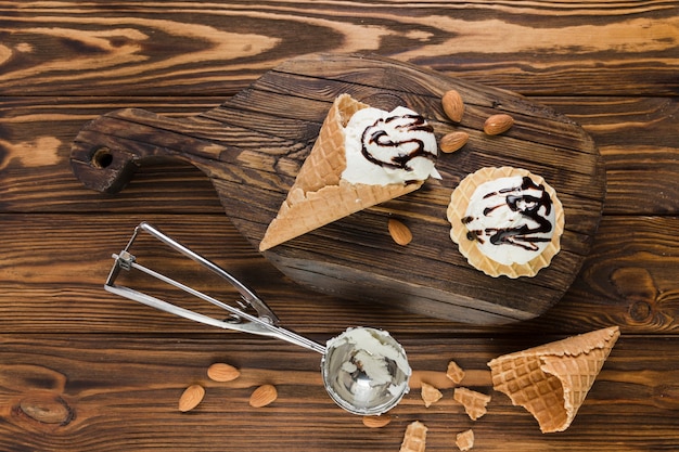 Foto gratuita conos de helado con cobertura de chocolate.