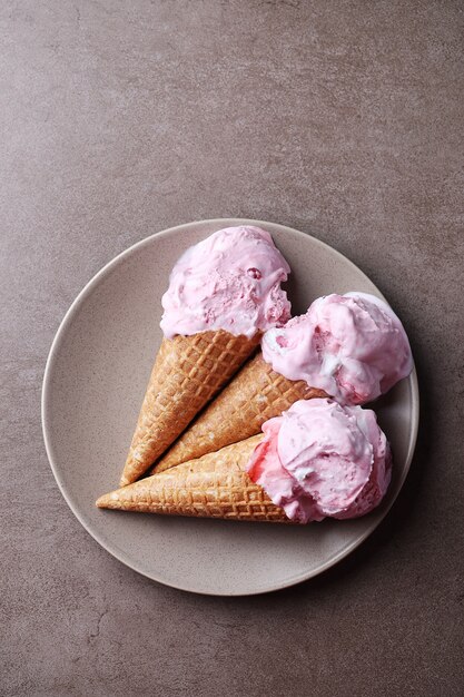 Conos de helado con helado de fresa