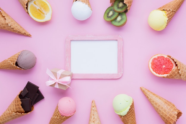 Conos de helado con maqueta de marco