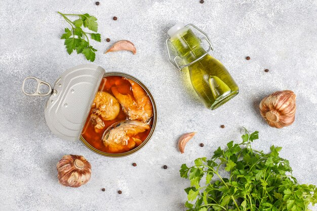 Conservas de pescado en latas: salmón, atún, caballa y espadines.