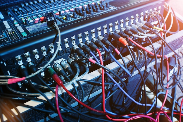 Consola de mezclas digital Panel de control del mezclador de sonido primer plano de los faders de audio