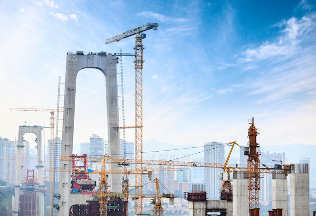 Construcción de alto pilón de hormigón de puente con grúa torre