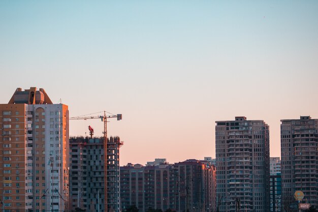 Construcción de edificios altos en la ciudad.