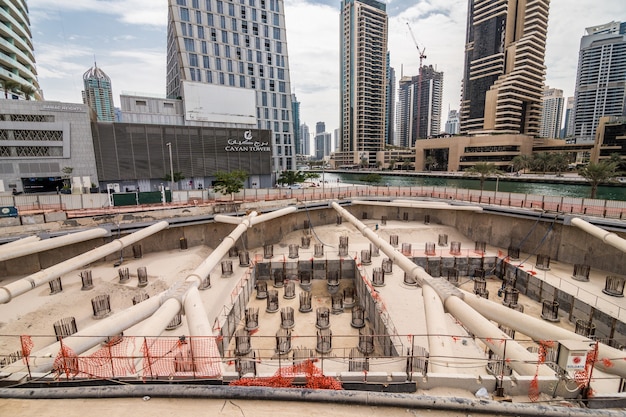 Construcción de un nuevo skycraper en Dubai, Emiratos Árabes Unidos