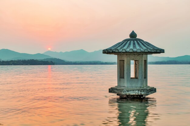 Construcción rodeada de agua al atardecer