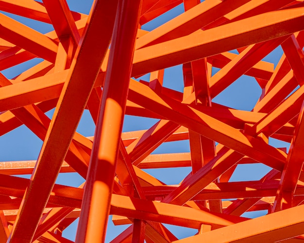 Construcción roja abstracta y cielo azul