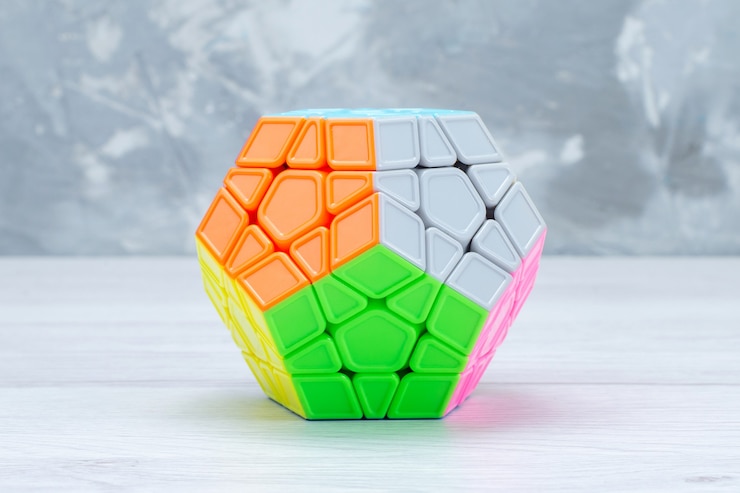 Foto gratuito construcciones de juguetes de colores diseñados y con forma de color en color plástico de juguete ligero