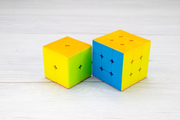 Foto gratuita construcciones de juguetes de colores diseñados en forma de escritorio ligero, plástico de juguete