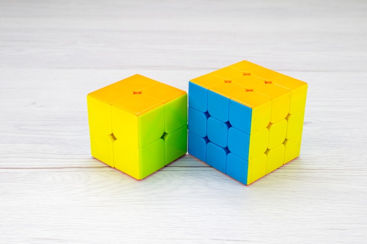 Foto gratuito construcciones de juguetes de colores diseñados en forma de escritorio ligero, plástico de juguete