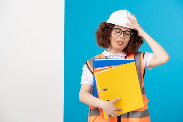 Constructor femenino de vista frontal en uniforme en el azul