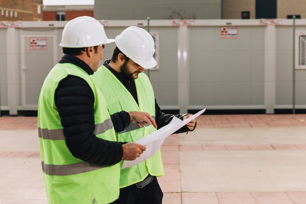 Constructores discutiendo borradores