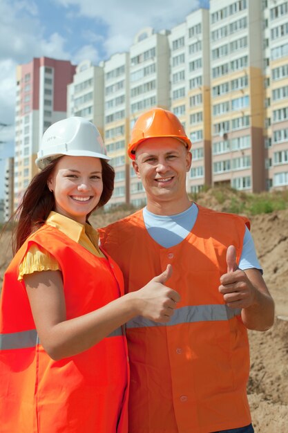 Foto gratuita constructores felices en hardhat