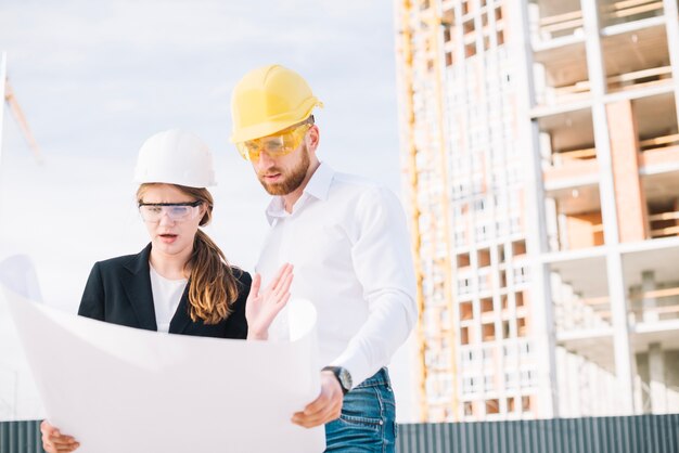 Constructores sorprendidos mirando borrador