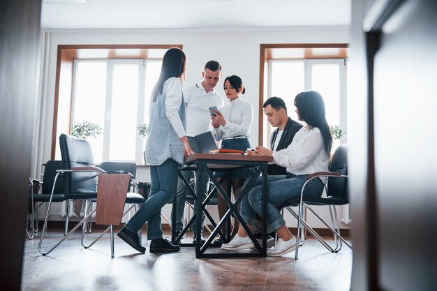 Construyendo una estrategia. Empresarios y gerente trabajando en su nuevo proyecto en el aula