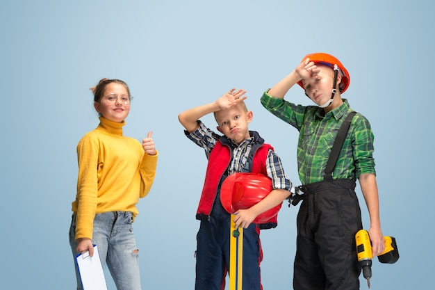 Construyo mi sueño. Niños soñando con profesión de ingeniero. Concepto de infancia, planificación, educación y sueño. Quiere convertirse en un empleado exitoso en la industria de la construcción, la infraestructura y la fabricación.