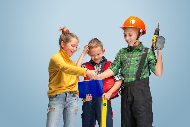 Construyo mi sueño. Niños soñando con profesión de ingeniero. Concepto de infancia, planificación, educación y sueño. Quiere convertirse en un empleado exitoso en la industria manufacturera, la construcción y la infraestructura.