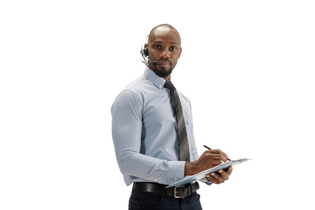 Consultor de centro de llamadas afroamericano joven con auriculares aislado en blanco studio